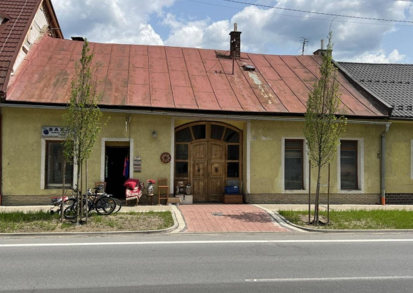 Predáme rodinný dom v centre Brezna s veľkým potenciálom-bývanie,garáže,priestory na podnikanie a prenájom