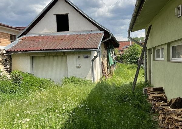 V centre Brezna predáme obchodný priestor,na LV ako rodinný dom,množstvo miesta,veľká garáž,rovinka,vhodné aj na trvalé bývanie a podnikanie