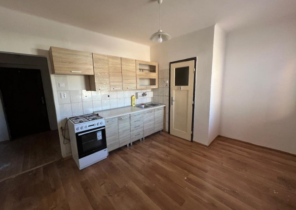 Na prenájom ponúkame 2 izbový byt vo Valaskej s balkónom