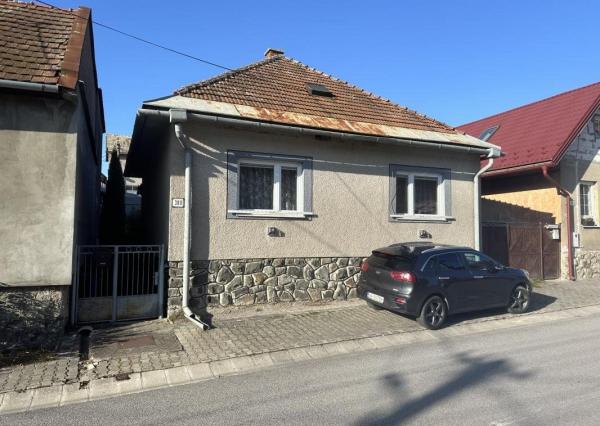 Ponúkame na predaj starší bungalov v Brusne