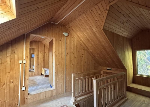 VKUSNE REKONŠTRUOVANÁ S CITOM ZARIADENÁ SLNKOM ZALIATA CHATA NA LV RODINNÝ DOM JARABÁ - KAMEROVÝ DOHĽAD