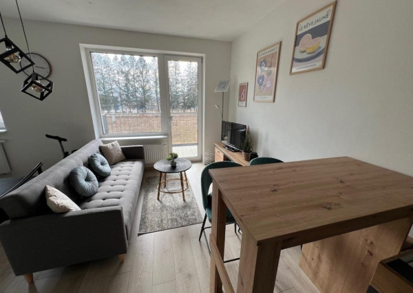 Prenájom: 1 izbový byt s kompletným zariadením, balkónom,parkovacím miestom v Brezne-Kasárne