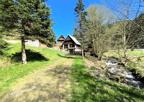 ROZPRÁVKOVÁ KOMPLETNE ZREKONŠTRUOVANÁ ZARIADENÁ CHATA NA LV RD JARABÁ PRI POTOČIKU