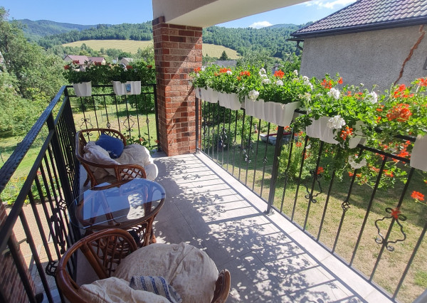 - R E Z E R V O V A N É -EXKLUZÍVNY RODINNÝ DOM, CHATA S KRÁSNYM VÝHĽADOM A TERASOU KOMPLET. REKONŠTRUKCIA ZARIADENÝ HOREHRONIE