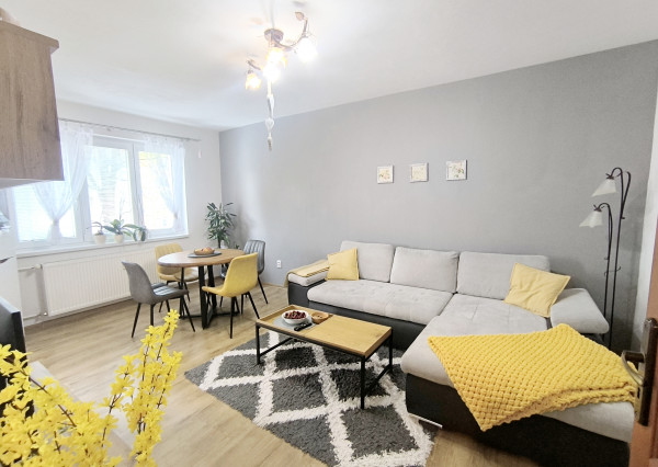 REZERVOVANÝ!! 2 IZBOVÝ BYT PREROBENÝ NA 3 IZBOVÝ PO KOMPLETNEJ VKUSNEJ A NADČASOVEJ REKONŠTRUKCII ŠIRŠIE CENTRUM BREZNO TAKMER KOMPLET ZARIADENÝ