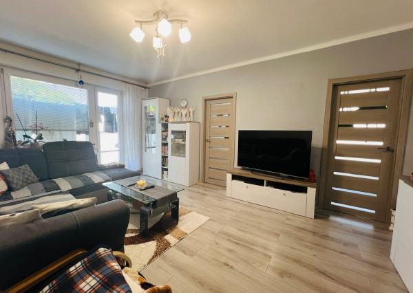 Na predaj 3 izbový zariadený kompletne zrekonštruovaný byt v Brezne s balkónom