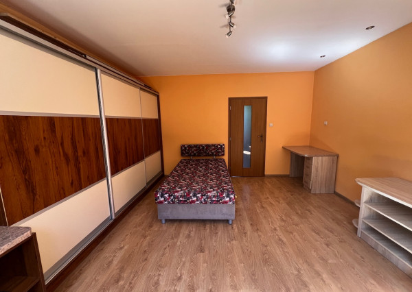 Na prenájom 1 izbový byt v Brezne 40m2 -balkón,záhrada, zrekonštruovaný so zariadením centrum