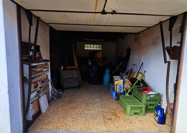 PREDANÉ: murovaná garáž 19m2 s elektrinou v Brezne