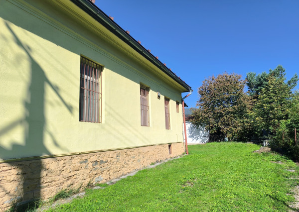 VÝHODNÁ INVESTÍCIA: ZAUJÍMAVÁ NEHNUTEĽNOSŤ VHODNÁ NA MNOHO VYUŽITÍ!! KRÁSNA ROVINATÁ SLNEČNÁ ZÁHRADA, TRI GARÁŽE, PRI PLYTKOM POTOČIKU