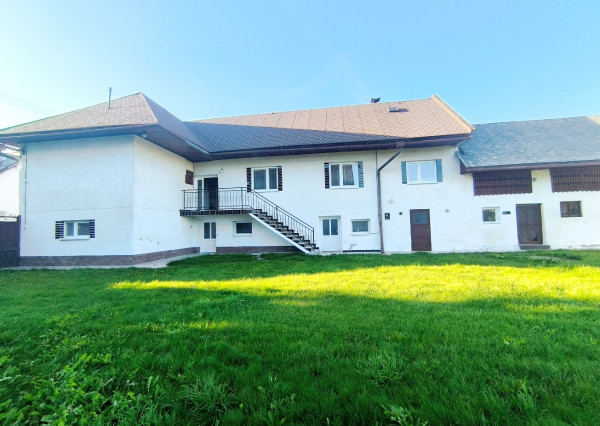 DVOJGENERAČNÝ DOM S DVOMI BYTOVÝMI JEDNOTKAMI A ODDELENÝMI VCHODMI S KRÁSNYM SLNEČNÝM POZEMKOM V SUPER LOKALITE OBCE HEĽPA HOREHRONIE