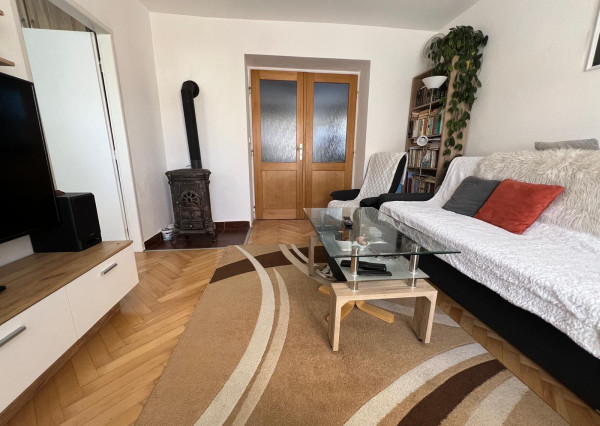 Na predaj 2 izbový útulný,zrekonštruovaný byt s balkónom a krbovou pieckou vo Valaskej