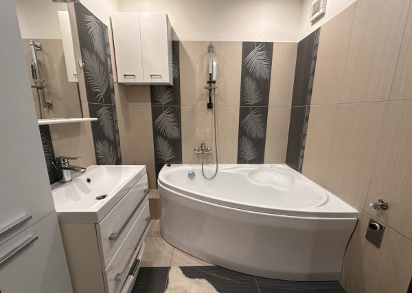 Výborný 3 izbový byt 9. Mája, nízke náklady ihneď voľný