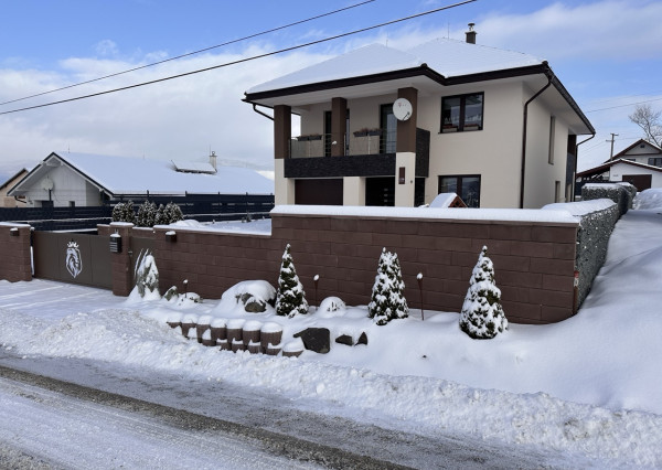 Skolaudovaná novostavba, nová terasa, nový plot nová skalka