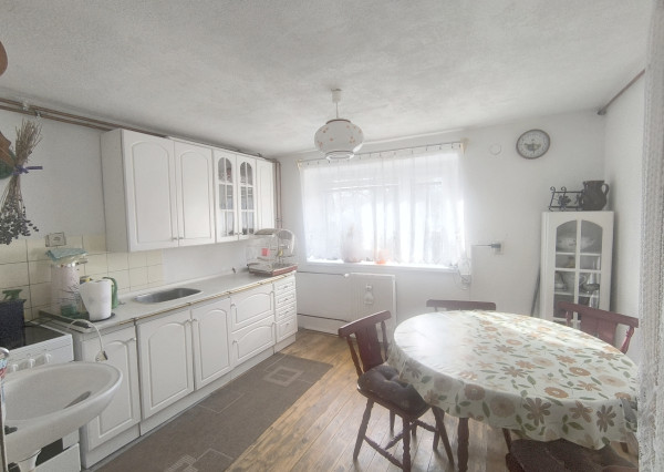 REZERVOVANÉ!! RD PO REKONŠTRUKCII OKIEN, STRECHY, ELEKTRINY, KÚRENIA GARÁŽ VO VÝBORNEJ LOKALITE VALASKÁ