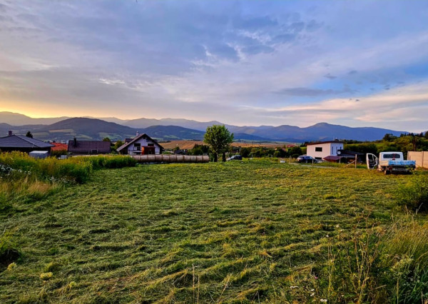 Na predaj rovinatý slnečný stavebný pozemok v Brezne časť Rovne