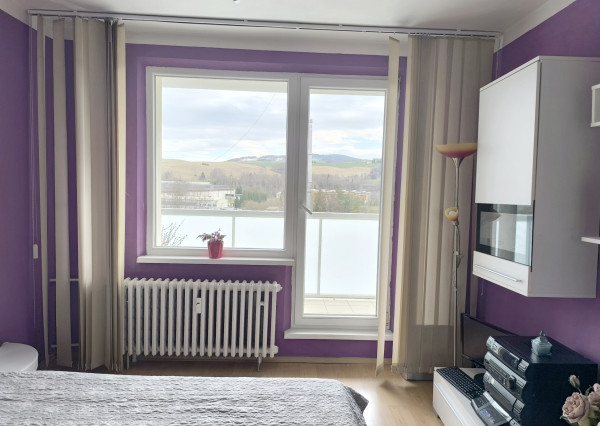 REZERVOVANÉ🍀TOP 3 IZBOVÝ BYT PRIESTRANNÝ /74,60M2/ PO ČIASTOČNEJ REKONŠTRUKCII 8. POSCHODIE S KRÁSNYMI VÝHĽADMI, VEĽKOU LÓDŽIOU BREZNO