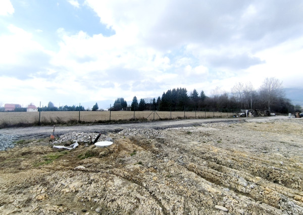 POZEMOK PRI JAZERE 2 MINÚTY OD LYŽ.VLEKU ELEKTRINA VRT VODA POLOMKA HOREHRONIE AJ AKO INVESTÍČNÝ