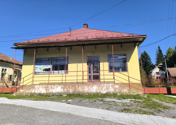 VÝHODNÁ INVESTÍCIA: ZAUJÍMAVÁ NEHNUTEĽNOSŤ VHODNÁ NA MNOHO VYUŽITÍ!! KRÁSNA ROVINATÁ SLNEČNÁ ZÁHRADA, TRI GARÁŽE, PRI PLYTKOM POTOČIKU