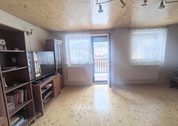 EXKLUZÍVNA PONUKA: RODINNÝ DOM PLUS 2 APARTMÁNY, DVE GARÁŽE, S VÝHĽADOM NA LYŽIARSKY VLEK TELGÁRT HOREHRONIE