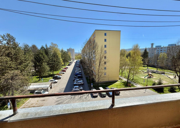 Na predaj veľký 3,5 izbový byt v centre Brezna, 85m2,balkón,výťah