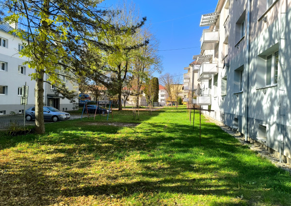 Pripravujeme: 3 izb.byt po kompletnej práve ukončenej rekonštrukcii, s veľkým balkónom do vnútrobloku v centre mesta Brezno, vlastné kúrenie, nízke náklady, vaňa aj sprch.kút