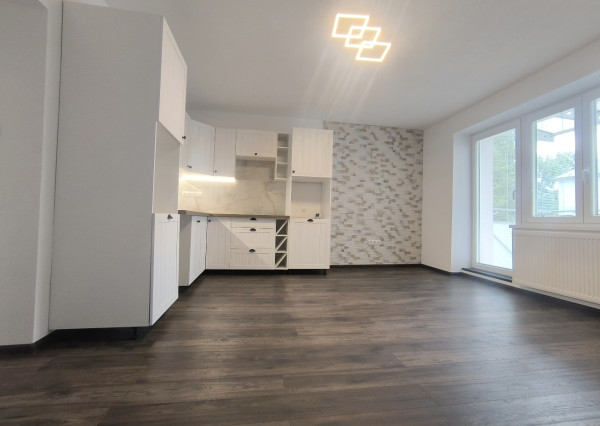 3 IZBOVÝ BYT 64,5 M2 PO PRÁVE UKONČENEJ KOMPLETNEJ KVALITNEJ A NADČASOVEJ REKONŠTRUKCII, BALKÓN, KÚPEĽŇA SO SPRCH.KÚTOM A VAŇOU, OKNOM, VLASTNÉ KÚRENIE CENTRUM BREZNO