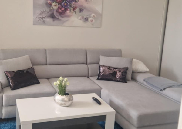 Na prenájom- 1 izbový útulný a zrekonštruovaný byt so zariadením a balkónom v centre Brezna