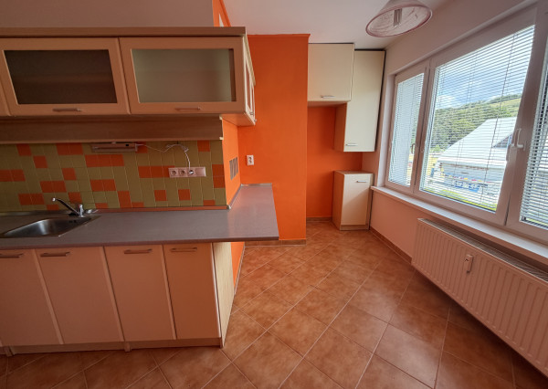 Ponúkame prenájom 2 izbového bytu po rekonštrukcii v Brezne, 64m2,veľký balkón