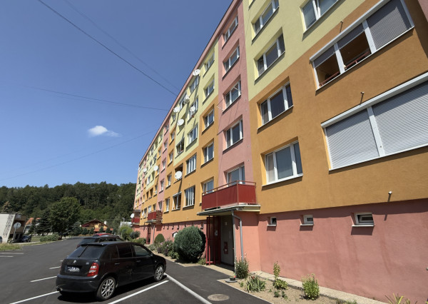 =NA PREDAJ= Slnečný 2-izbový byt s výťahom v Hriňovej–56 m²