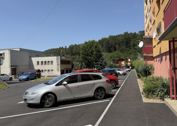 =NA PREDAJ= Slnečný 2-izbový byt s výťahom v Hriňovej–56 m²