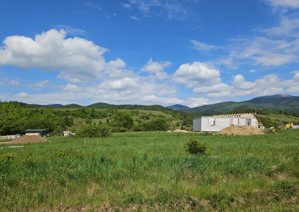 NA PREDAJ: Slnečný pozemok 1000 m² pár minút od Krpáčova