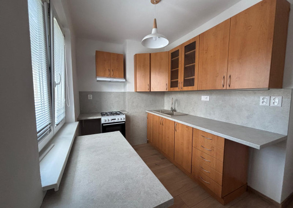 Na prenájom 3izbový zrekonštruovaný byt s balkónom v Brezne