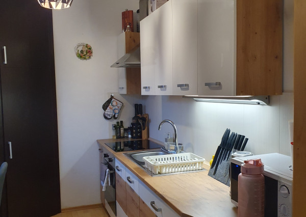 Na prenájom zrekonštruovaný 2 izbový byt v Brezne,veľký balkón,výťah