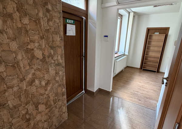 V centre Brezna na prenájom nadštandartné priestory s klímou,parkovaním,kamerovým zabezp.