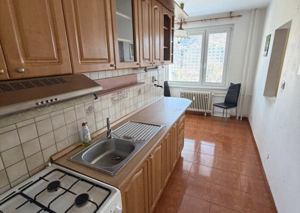 Na prenájom priestranný 2 izbový byt v centre Brezna-Malinovského 64m2,balkón.