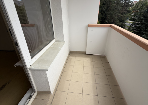 Ponúkame na prenájom 1 izbový byt v centre Brezna,s veľkým balkónom,nezariadený