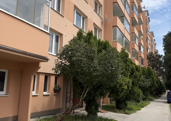 Predaj: 1 izbový byt v centre Brezna, pôvodný stav, s balkónom