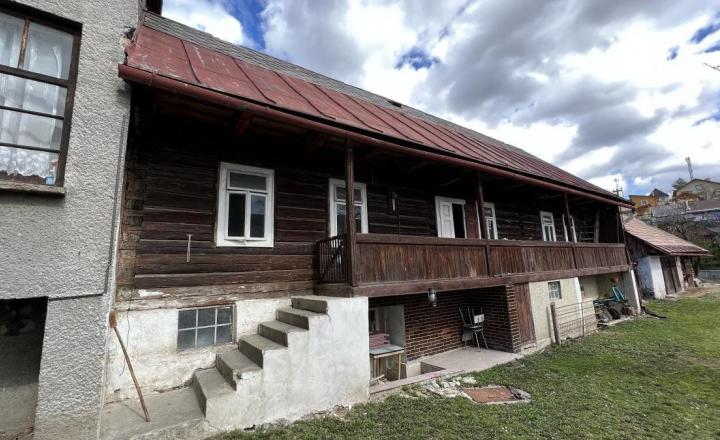 ZNÍŽENÁ SUMA: RODINNÝ DOMA A DREVENIČKA NA JEDNOM POZEMKU V PÔVODNOM STAVE, POHORELÁ - fotografia 3