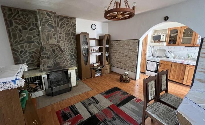 ZNÍŽENÁ SUMA: RODINNÝ DOMA A DREVENIČKA NA JEDNOM POZEMKU V PÔVODNOM STAVE, POHORELÁ - fotografia 7