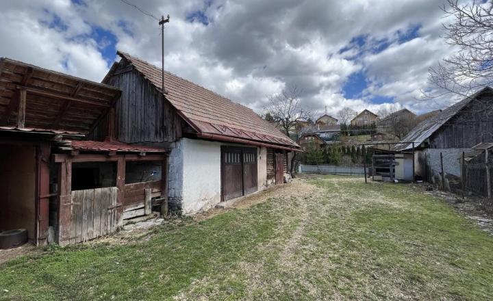 ZNÍŽENÁ SUMA: RODINNÝ DOMA S DREVENIČKOU NA JEDNOM POZEMKU V PÔVODNOM STAVE, POHORELÁ - fotografia 16