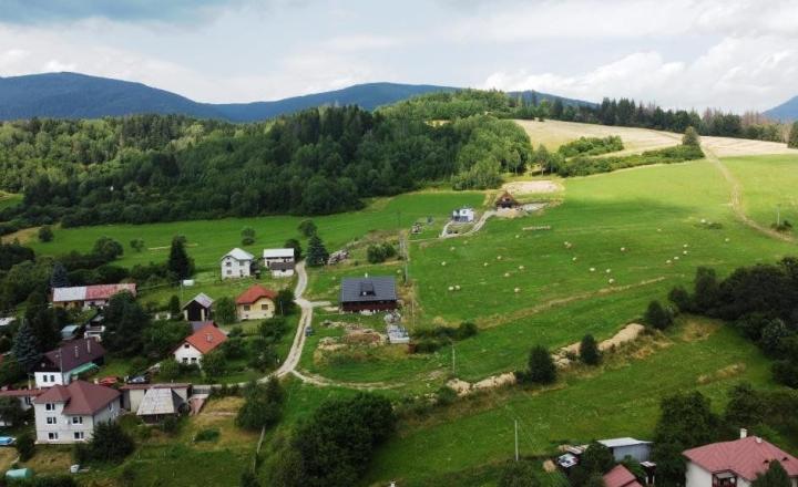 Krásny pozemok na Beňuši, tichá lokalita - fotografia 14