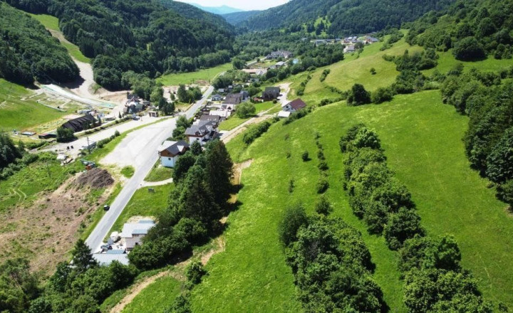STAVEBNÝ POZEMOK SO STAVEBNÝM POVOLENÍM 555 M2 + Video - fotografia 1