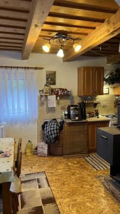 NA PREDAJ : RODINNÝ DOMČEK  A  MOBILNÝ DOM NA JEDNOM POZEMKU V PODBREZOVEJ - fotografia 3