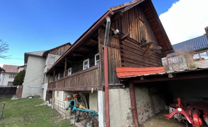 ZNÍŽENÁ SUMA: RODINNÝ DOMA S DREVENIČKOU V POHORELEJ - fotografia 12