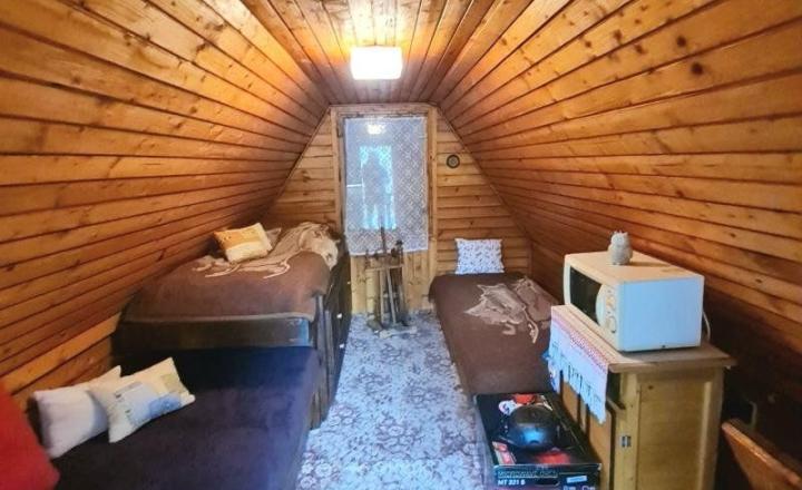 AKTUALIZOVANÁ CENA!! MUROVANÁ ZÁHRADNÁ CHATKA 3 IZBY PLUS KUCHYŇA REKONŠTRUOVANÁ ÚŽASNÉ VÝHĽADY, SLNEČNÁ ČASŤ-PADLIČKOVO-10 MINÚT OD MÝTA POD ĎUMBIEROM,POZEMOK 382 M2 ASF.PRÍST.CESTOU - fotografia 2
