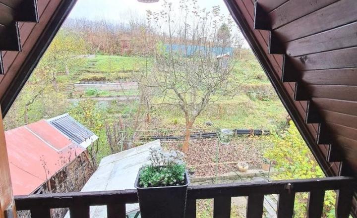 AKTUALIZOVANÁ CENA!! MUROVANÁ ZÁHRADNÁ CHATKA 3 IZBY PLUS KUCHYŇA REKONŠTRUOVANÁ ÚŽASNÉ VÝHĽADY, SLNEČNÁ ČASŤ-PADLIČKOVO-10 MINÚT OD MÝTA POD ĎUMBIEROM,POZEMOK 382 M2 ASF.PRÍST.CESTOU - fotografia 4