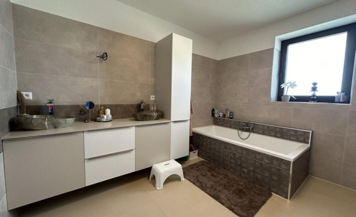 Skolaudovaná novostavba, nová terasa, nový plot nová skalka - fotografia 34