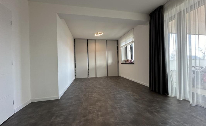 Skolaudovaná novostavba, nová terasa, nový plot nová skalka - fotografia 36
