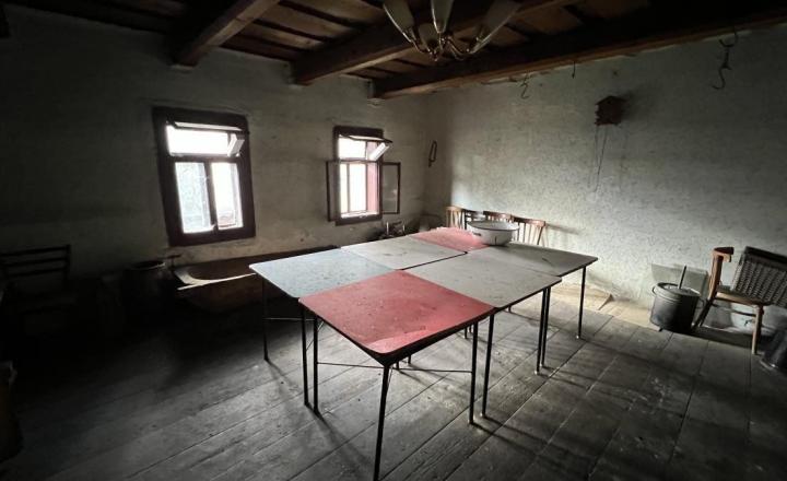 ZNÍŽENÁ SUMA: RODINNÝ DOMA S DREVENIČKOU V POHORELEJ - fotografia 9