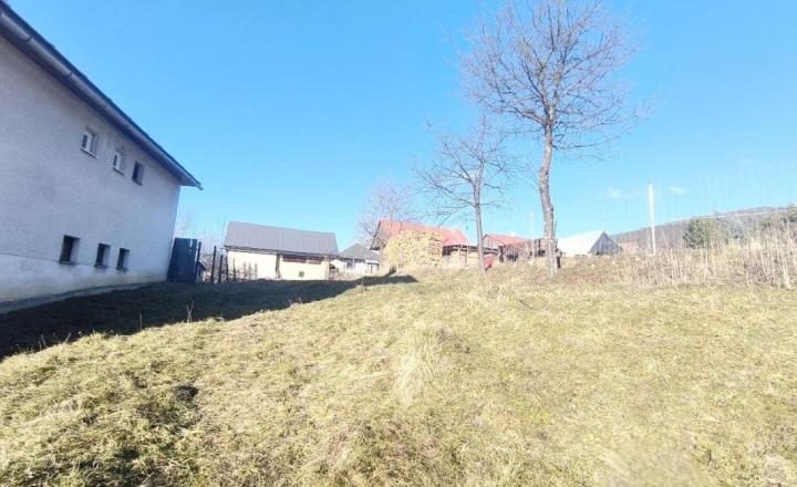 SLNEČNÝ POZEMOK POD KRÁĽOVOU HOĽOU NA STAVBU CHATY ROD.DOMU INTRAVILÁN V TOP LOKALITE ŠUMIAC HOREHRONIE - fotografia 4
